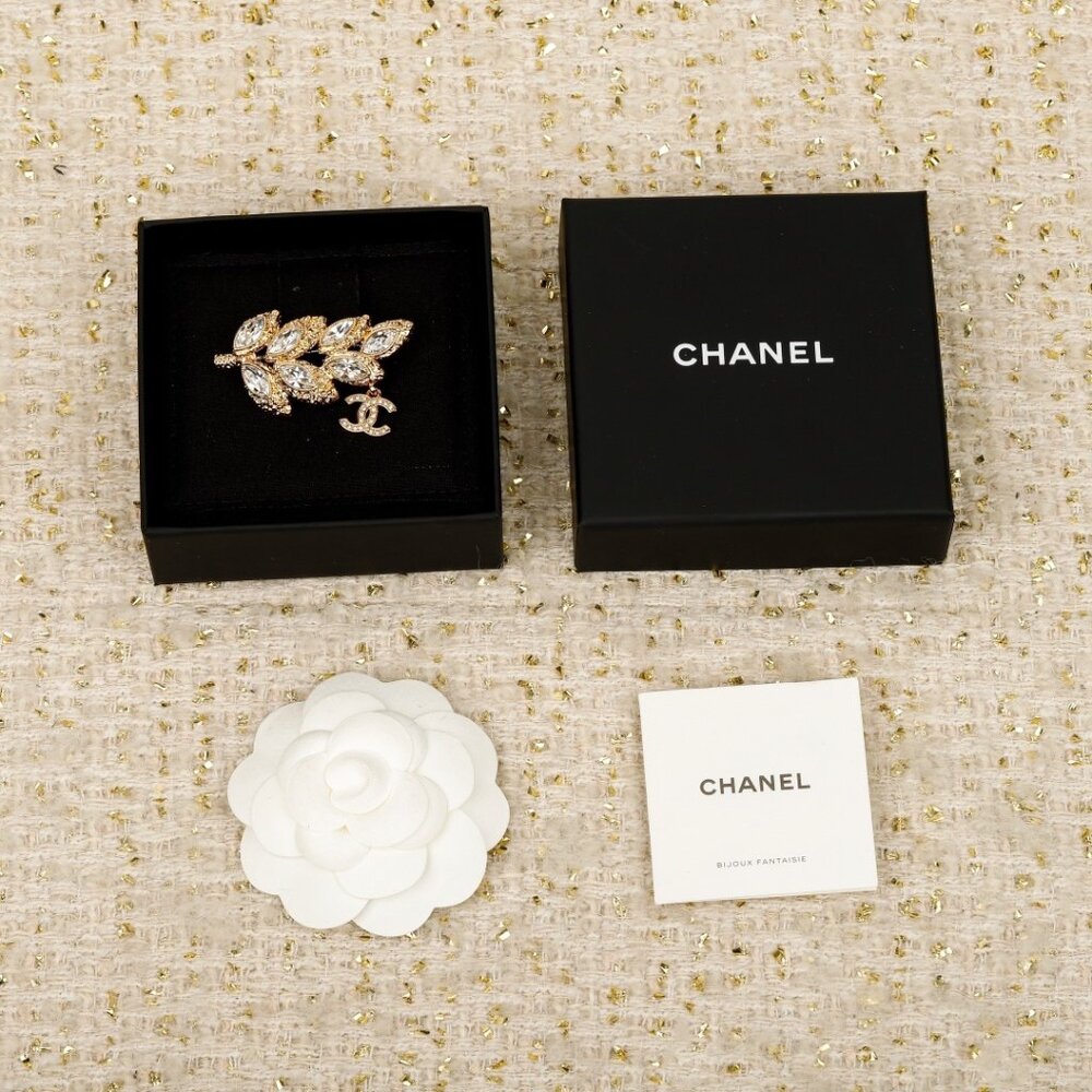 Chanel brooch - Picture 5 of 8